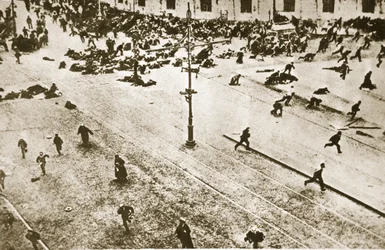 Massene tar med makt over sin egen skjebne, 1917 (sepia-bilde)